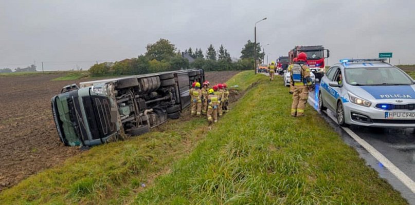 Ciężarówka na gostyńskich blachach w polu! W środku śmierdzący ładunek - 83339