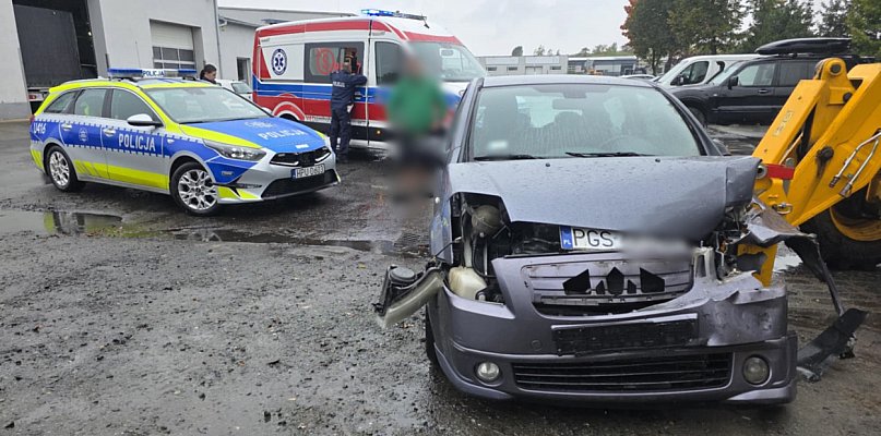 Czołowe zderzenie na jednej z ulic w Gostyniu. Do szpitala trafił pasażer... - 83343