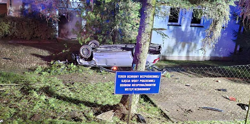Nocne dachowanie przy ujęciu wody! Audi A4 na dachu, w środku młodzi ludzie - 83421