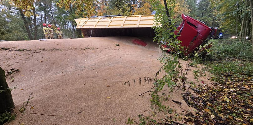 Ponad 20 ton zboża na jezdni! A wywrócona ciężarówka zablokowała drogę - 83484