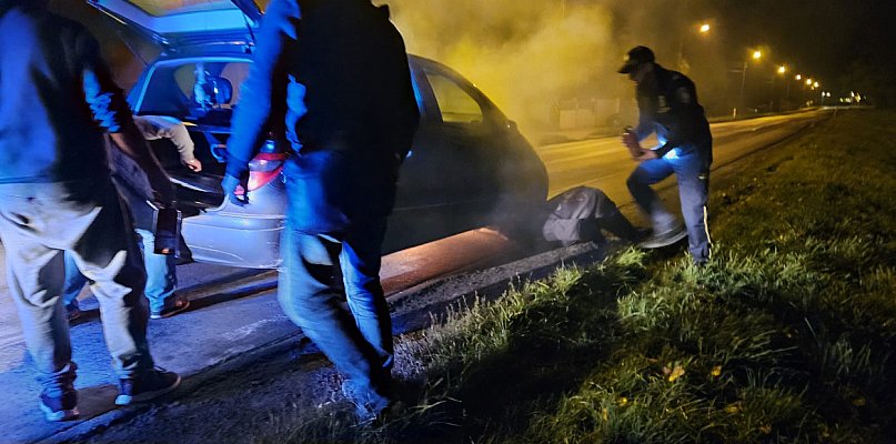 Auto stanęło w ogniu! Strażnicy miejscy z Gostynia pierwsi na miejscu akcji - 83563