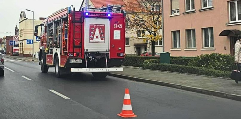 Opiekunka z OPS nie odpuściła. Strażacy siłowo otwarli drzwi. W środku zastali... - 83889