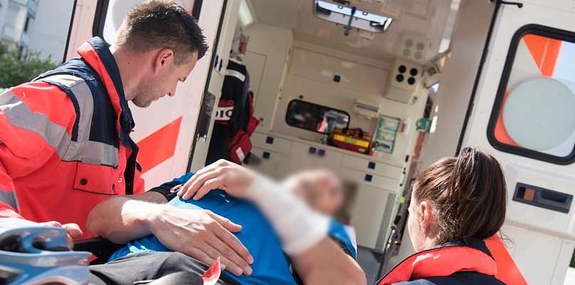Wysiadł z auta, klęknął i dusił się krwią. Żaden kierowca nawet się nie zatrzymał - 83898