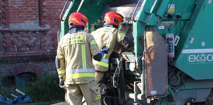 Mały ogień, duży problem. Niecodzienna akcja strażaków na targowisku... - 84041