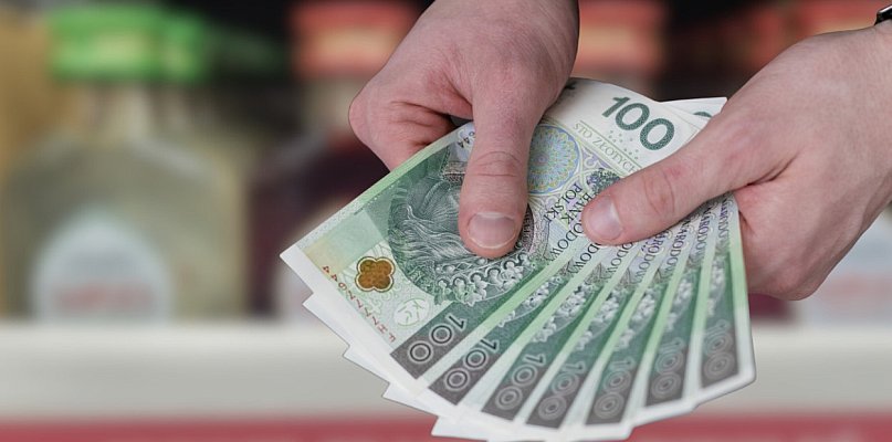 Małe butelki, duże pieniądze! Wiemy ile tzw. "małpek" sprzedało się w gminach - 84017