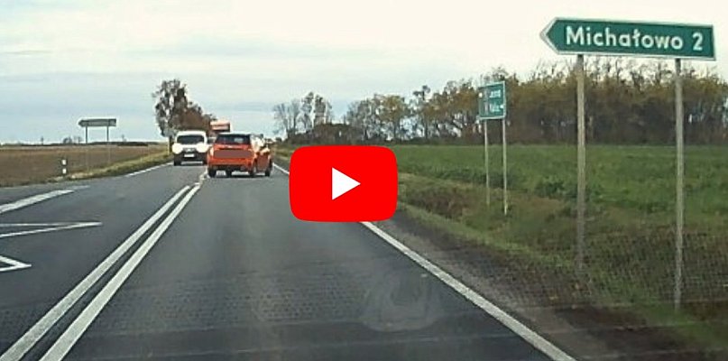 O włos od wypadku. Młody kierowca bez zastanowienia wyjechał na drogę krajową... - 84098