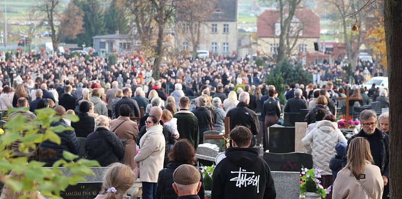 Śmierć to nie koniec, a początek drogi do światła. Tysiące ludzi na cmentarzu... - 84173