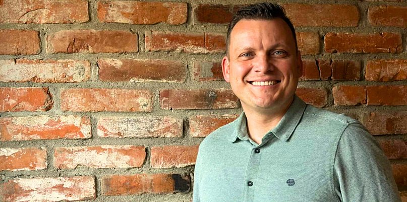 Dom to jego spełnione marzenie. Dlatego nie wstydzi się pomagać żonie. Każdego... - 84251