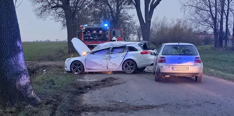 Groźny wypadek pod Poniecem! Zderzyły się dwa samochody i ciągnik rolniczy... - 84635