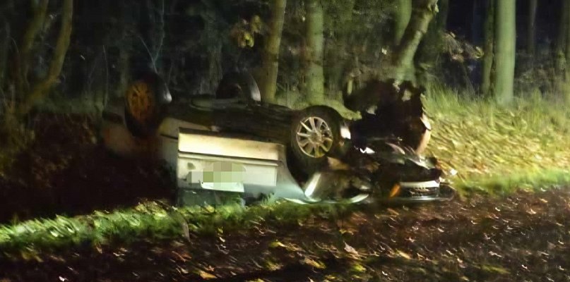 Wypadek na trasie Poniec-Bojanowo. Auto dachowało. Droga zablokowana - 84656