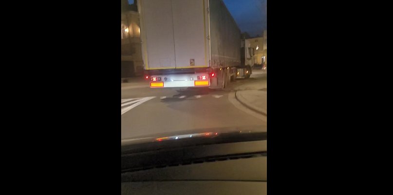 Ciężarówki coraz śmielej wjeżdżają na rynek. Mieszkańcy apelują o reakcję... - 84764