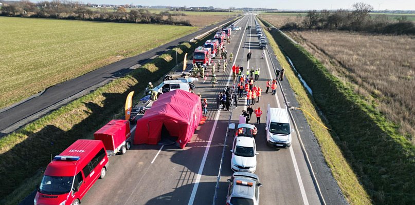 Syreny, rozbite auta i kilkunastu "rannych". Tak służby szykują się do otwarcia... - 84857