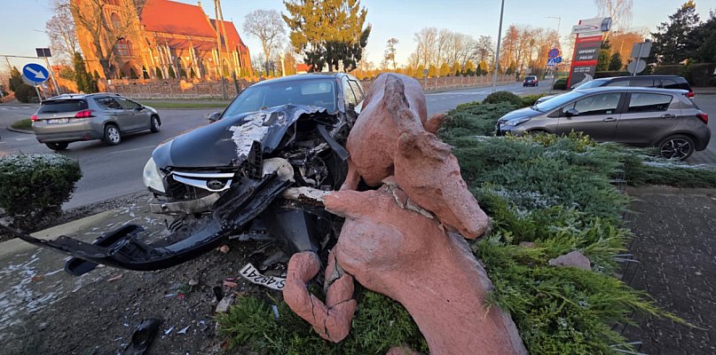 Poszły konie po betonie... W jednej chwili symbol Pępowa runął na ziemię - 84887