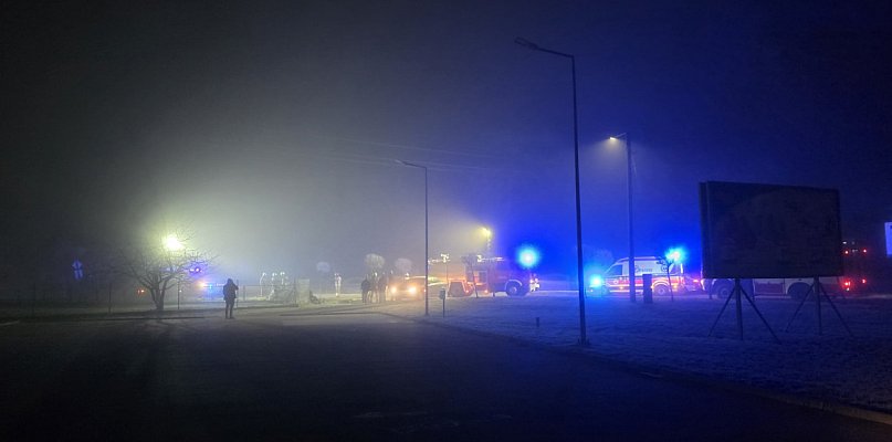 W środku nocy auto "zawisło" w rowie... na dachu. Młody kierowca miał szczęście - 84902