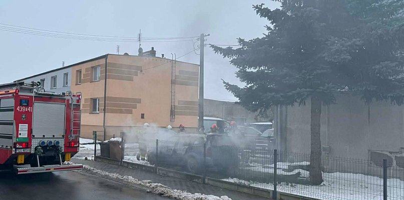 Nagle pojawiły się płomienie... Auto stanęło w ogniu tuż pod oknami domu! - 85203