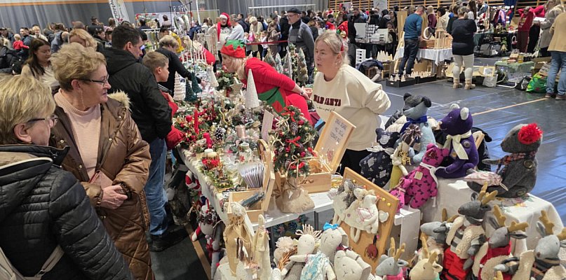 Hala pękała w szwach! Lokalni twórcy oferowali rzeczy z sercem, nie z taśmy - 85233