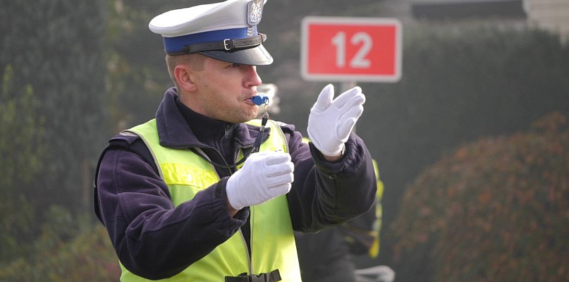 Gęsta mgła, betonowy słup i "przegniła" naczepa. Skończyło się na 3 tys. mandatu - 85308