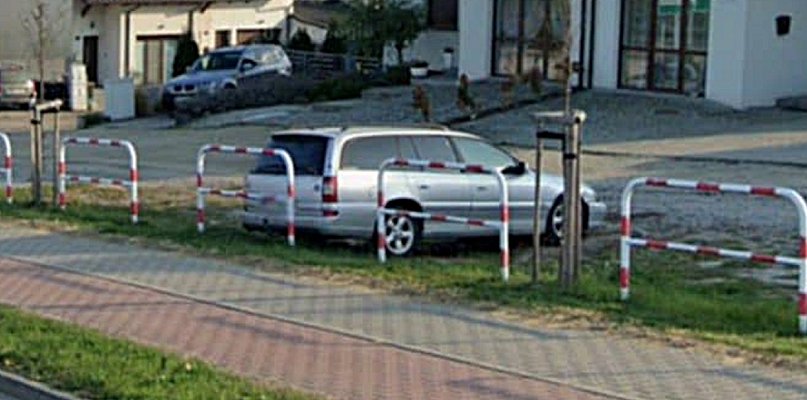 Zdewastowane auto od dawna straszyło na ulicy. Tak tłumaczył się właściciel... - 85359