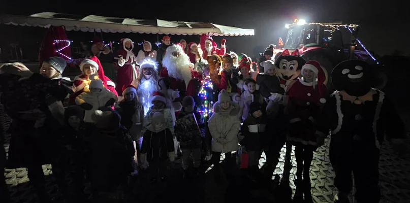 Sześć przystanków, jeden cel. Tam gdzie się zatrzymali, znikała grudniowa szarość - 85461