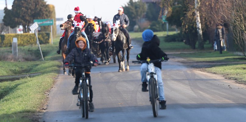 Po przerwie wrócili w nowym składzie. Mikołaj na bryczce, a za nim biskupianie - 85506