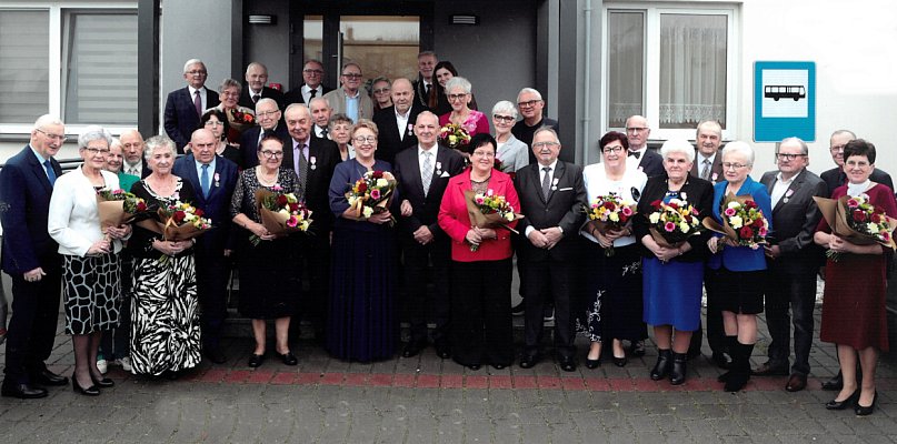 Zegar tyka, a oni wciąż trzymają się za ręce. Dziś mogą mówić, że słowa dotrzymali - 85575