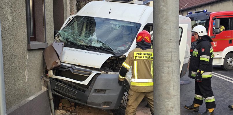 Bus "wbił się" w budynek. Uszkodził nie tylko elewację. Strażacy wstrzymali... - 85614