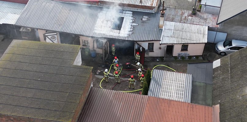 Garaż stanął w ogniu, a tuż za płotem były inne budynki. W akcji kilka zastępów - 85605