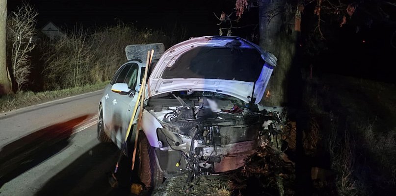 Uderzył w jedno, potem drugie drzewo. W środku troje ludzi. Auto skasowane - 85662