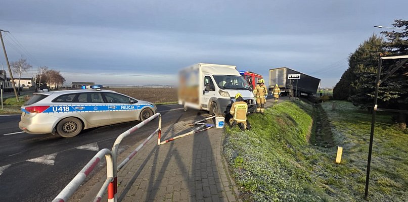 Zderzenie na drodze wojewódzkiej 434. Ciężarówka utknęła na poboczu - 85749