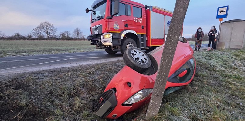 Dachowanie na olodzonej drodze. W aucie dwie nastolatki. Jechały do szkoły - 85734