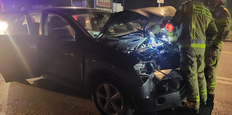 Nie wyhamowała w porę, skutki są opłakane. Przód auta zniszczony... - 85944