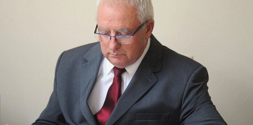 Stoją przy świetlicy i przy sklepie. Radny Stachowiak apeluje o pilną reakcję... - 86200