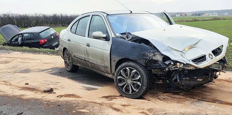 Czołówka na prostej drodze. Jedno z aut wylądowało w przydrożnym rowie - 86254