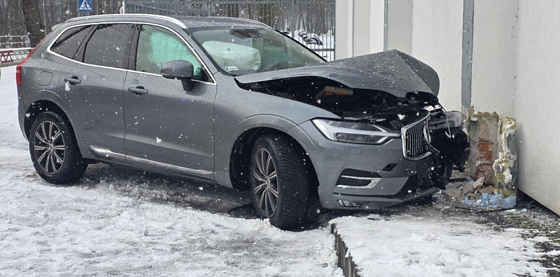 Skrzyżowanie, chodnik, ściana... Auto uderzyło w budynek dawnego hotelu - 86404