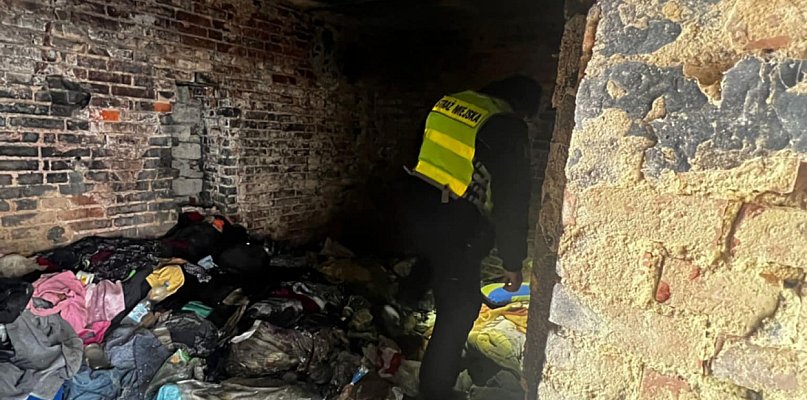 Wchodzą tam, gdzie rzadko ktoś zagląda. Sprawdzają posesje. Bywa różnie... - 86569