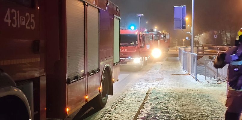 Pożar wybuchł po północy. Właściciel wyniósł płonący kosz. Mamy nagranie... - 86599