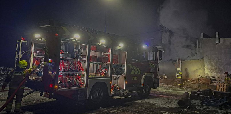 Wieczorna akcja strażaków w Małachowie. W zakładzie pracują też nasi mieszkańcy - 86575