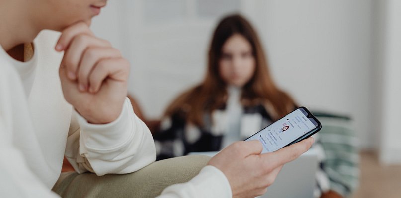 Koniec TikToka i Facebooka dla dzieci? Chcą wziąć przykład z innych. Ankieta - 86812