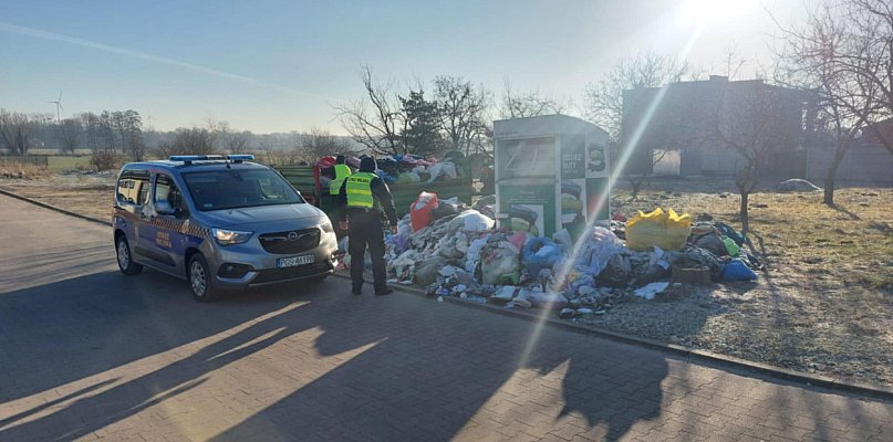 Sprzątanie trwa, a końca nie widać... Wiadomo też, co dalej z kontenerem - 86896
