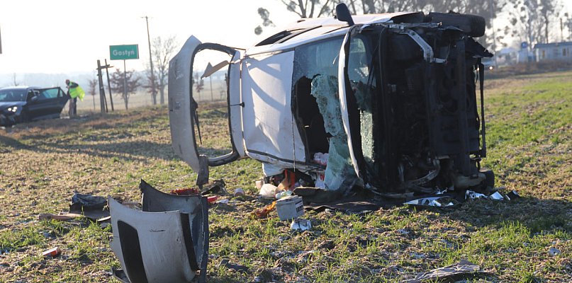 Wypadek na wyjeździe z Gostynia. Auto wypadło z drogi, zatrzymało się w polu - 86923