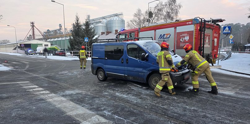 Poranne zderzenie na skrzyżowaniu. W jednym z aut matka z dwójką dzieci