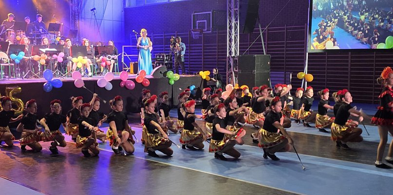 Wielowymiarowy i multikolorowy... Dotrzymali słowa. Zrobili widowisko!