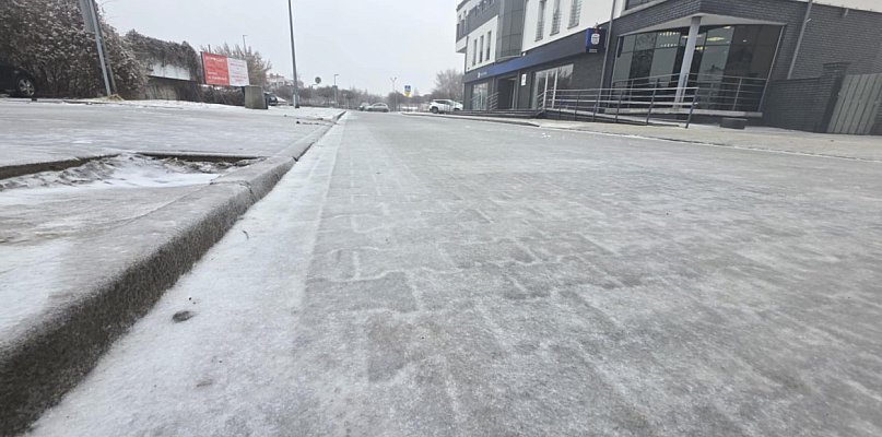Niejasny przekaz, spóźnione decyzje i lód pod nogami. Czy tak to powinno wyglądać?