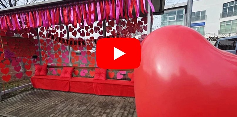 "M" jak przystanek! To miejsce, aż kipi miłością! Tu się nie czeka, tylko wzdycha