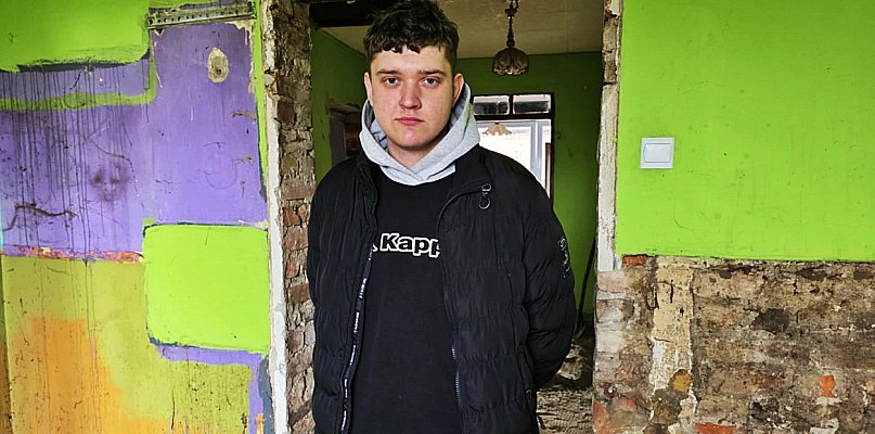 Pochował ojca, pochwał mamę. Teraz ma tylko brat i dom, który się sypie...