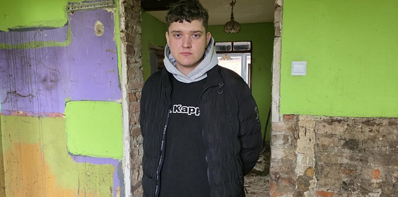 Pochowali ojca, pochwali mamę. Teraz mają tylko siebie i dom, który się sypie...