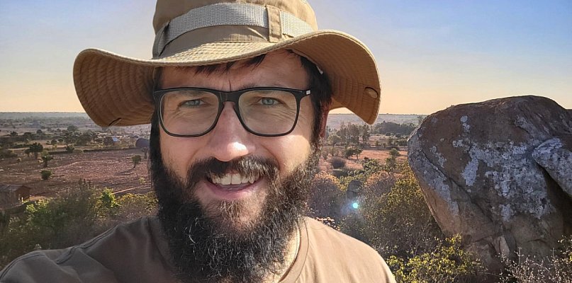 Tym razem poznał Afrykę bez filtra... W tle protesty i strach, że poleje się krew