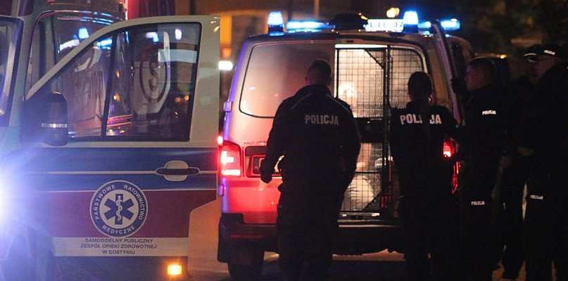 Makabryczne odkrycie na osiedlu w Gostyniu. Nie żyje mężczyzna. Obok leżała broń