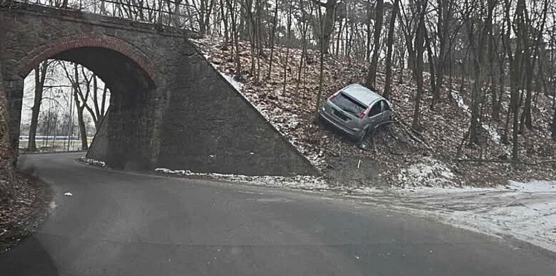 Co wydarzyło się przy wiadukcie w Gostyniu? Sytuacja dziwna, auto bez...
