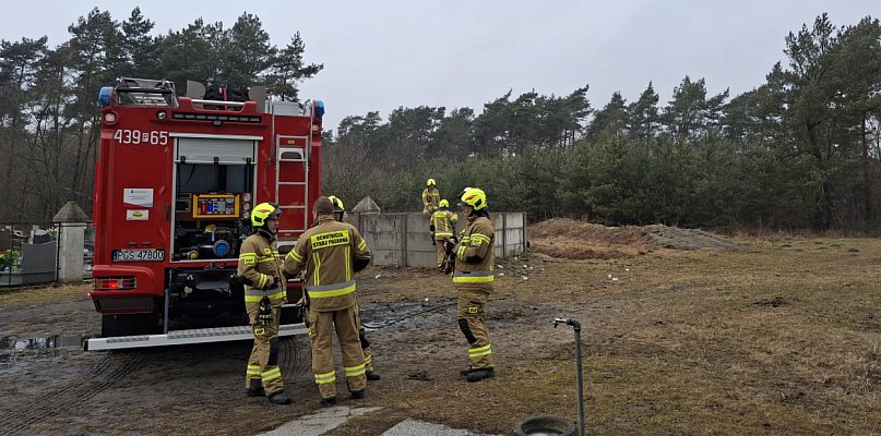 Akcja strażaków przy cmentarzu. To nie był przypadek. Ogień pojawił się w...